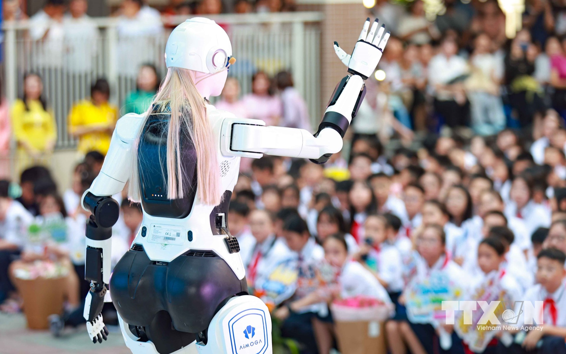 Robot AI hình người "AIMOGA" chào đón học sinh khối 6 trường THCS Giảng Võ sau sáp nhập. (Ảnh: Thanh Tùng/TTXVN)